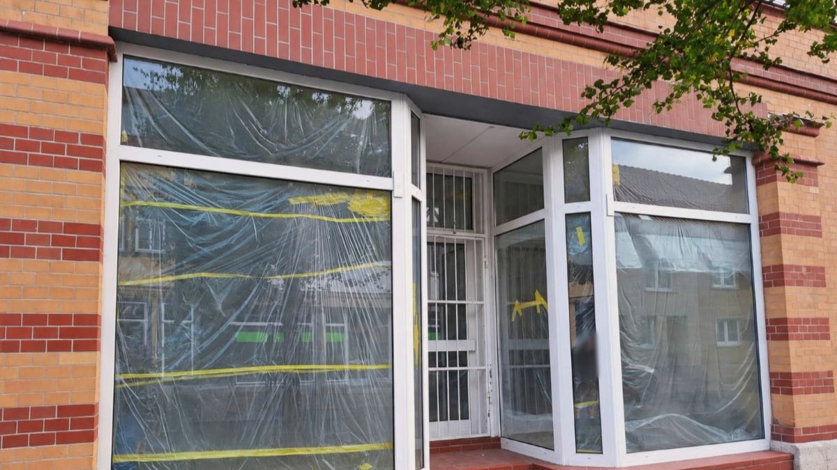 Ladenfront in der Geschwister-Scholl-Str. 22 in Dingelstädt während der Renovierung: große Schaufenster mit Folie abgeklebt, Klinkerfassade in Rot und Ocker